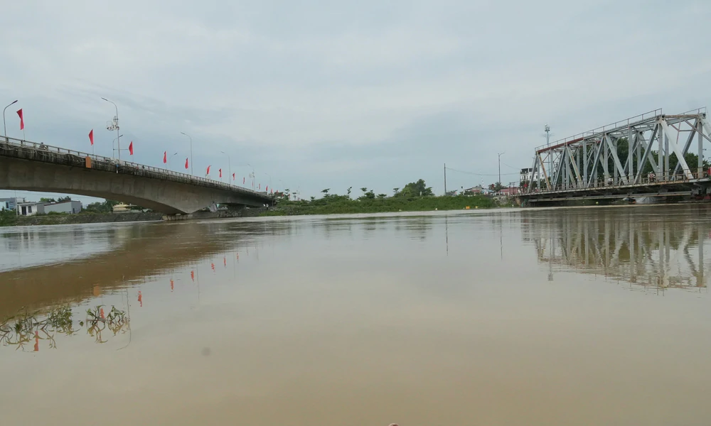 Áp thấp nhiệt đới giữ nguyên hướng di chuyển trên ven biển phía Bắc đảo Hải Nam (Trung Quốc) - Ảnh 1.
