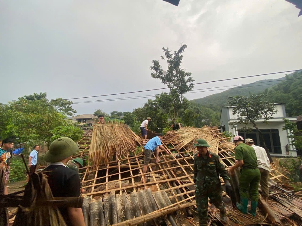 Lào Cai: Nhiều nhà ở bị tốc mái, thiệt hại do mưa dông cục bộ - Ảnh 1. Lào Cai: Nhiều nhà ở bị tốc mái, thiệt hại do mưa dông cục bộ - Ảnh 1.