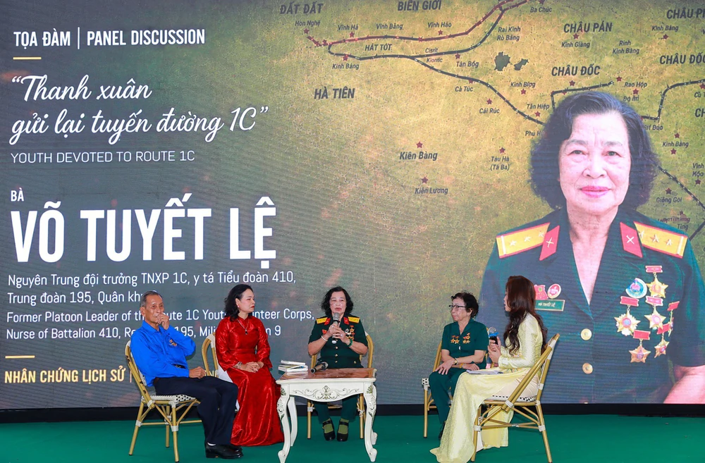 Khai mạc trưng bày “Thời thanh xuân từ Đường Trường Sơn đến Đường 1C huyền thoại” - Ảnh 2.
