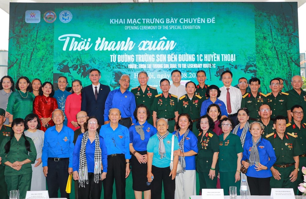 Khai mạc trưng bày “Thời thanh xuân từ Đường Trường Sơn đến Đường 1C huyền thoại” - Ảnh 4.