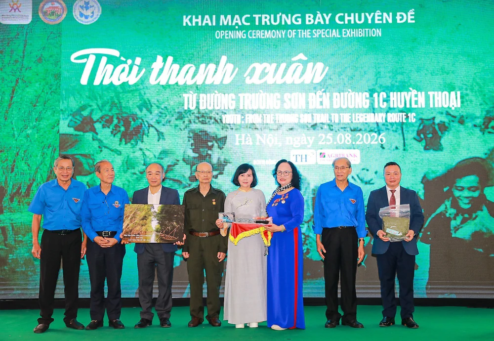 Khai mạc trưng bày “Thời thanh xuân từ Đường Trường Sơn đến Đường 1C huyền thoại” - Ảnh 3.