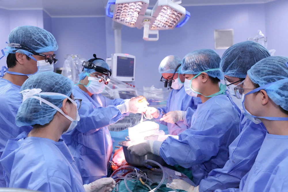 72 giờ - 2 lần ghép tim cho một bệnh nhân - Ảnh 1.