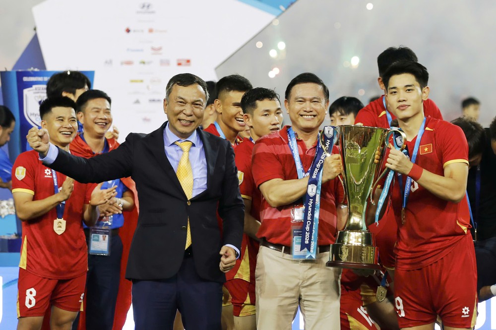 Tin nóng bóng đá Việt hôm nay 27/8: Đội tuyển Việt Nam tăng bậc trên bảng xếp hạng FIFA; Quang Hải đi vào lịch sử bóng đá Việt Nam - Ảnh 1. Tin nóng bóng đá Việt hôm nay 27/8: Đội tuyển Việt Nam tăng bậc trên bảng xếp hạng FIFA; Quang Hải đi vào lịch sử bóng đá Việt Nam - Ảnh 1.