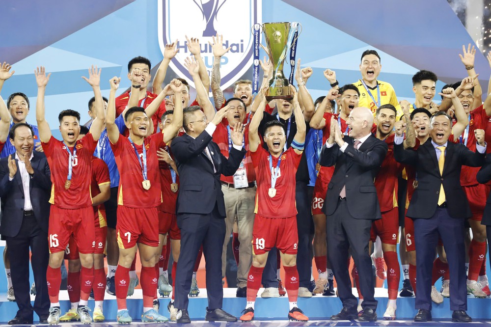
HLV Kim Sang Sik: 'Đội tuyển Việt Nam đã viết lên trang sử mới, tôi xin nhận danh xưng King' - Ảnh 2.