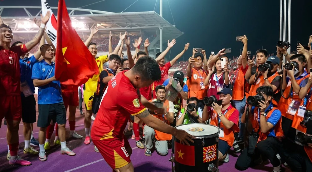 Quang Hải gõ trống ăn mừng chức vô địch ASEAN Cup 2026 theo phong cách Viking - Ảnh 1. Quang Hải gõ trống ăn mừng chức vô địch ASEAN Cup 2026 theo phong cách Viking - Ảnh 1.