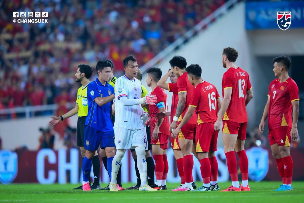 Hành động đẹp của cầu thủ Thái Lan sau khi nhận huy chương bạc ASEAN Cup 2026 - Ảnh 1.