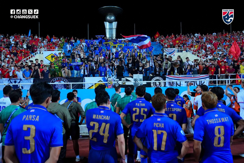 Hành động đẹp của cầu thủ Thái Lan sau khi nhận huy chương bạc ASEAN Cup 2026 - Ảnh 4.