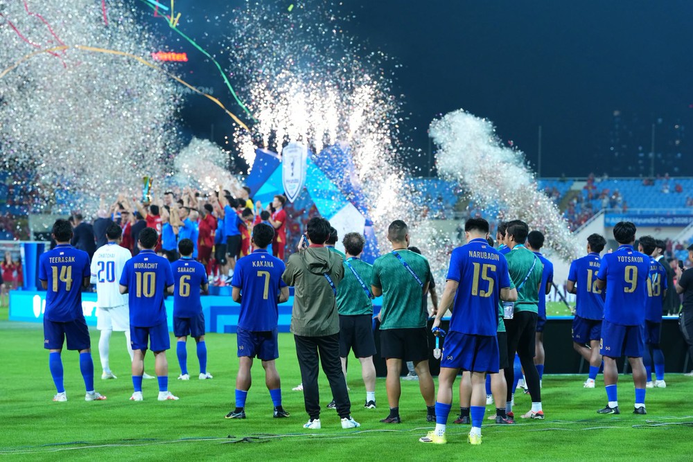 Hành động đẹp của cầu thủ Thái Lan sau khi nhận huy chương bạc ASEAN Cup 2026 - Ảnh 3.