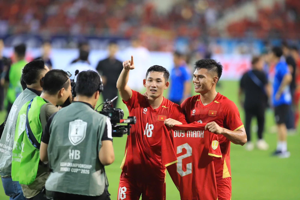 Hai Long và Xuân Mạnh có hành động đặc biệt sau trận chung kết ASEAN Cup 2026 - Ảnh 1. ASEAN Cup 2026