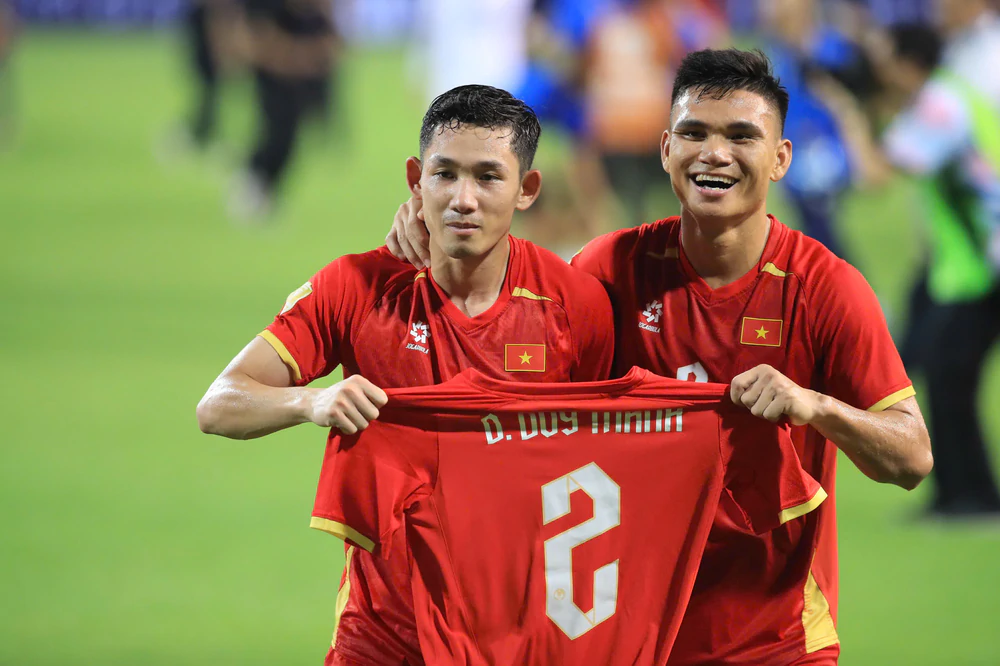 Tin nóng bóng đá Việt hôm nay 27/8: Đội tuyển Việt Nam tăng bậc trên bảng xếp hạng FIFA; Quang Hải đi vào lịch sử bóng đá Việt Nam - Ảnh 2. Tin nóng bóng đá Việt hôm nay 27/8: Đội tuyển Việt Nam tăng bậc trên bảng xếp hạng FIFA; Quang Hải đi vào lịch sử bóng đá Việt Nam - Ảnh 2.