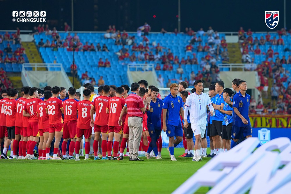 Hành động đẹp của cầu thủ Thái Lan sau khi nhận huy chương bạc ASEAN Cup 2026 - Ảnh 2.