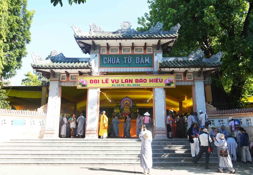 Mùa Vu Lan ở Cố đô Huế: Lan tỏa lòng hiếu kính, tri ân và sẻ chia - Ảnh 4.