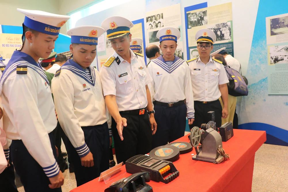 Hơn 160 tư liệu, hình ảnh tôn vinh người chiến sĩ Hải quân nhân dân Việt Nam - Ảnh 4.