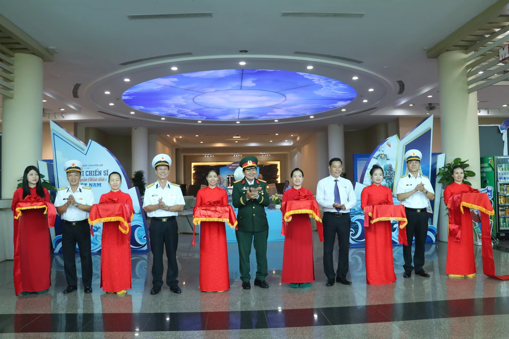 Hơn 160 tư liệu, hình ảnh tôn vinh người chiến sĩ Hải quân nhân dân Việt Nam - Ảnh 1.
