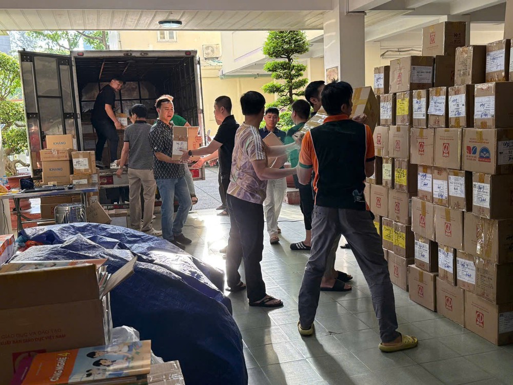 NXBGDVN cam kết đủ sách giáo khoa, lý giải tình trạng “sốt sách” cục bộ - Ảnh 2. NXBGDVN cam kết đủ sách giáo khoa, lý giải tình trạng “sốt sách” cục bộ - Ảnh 2.