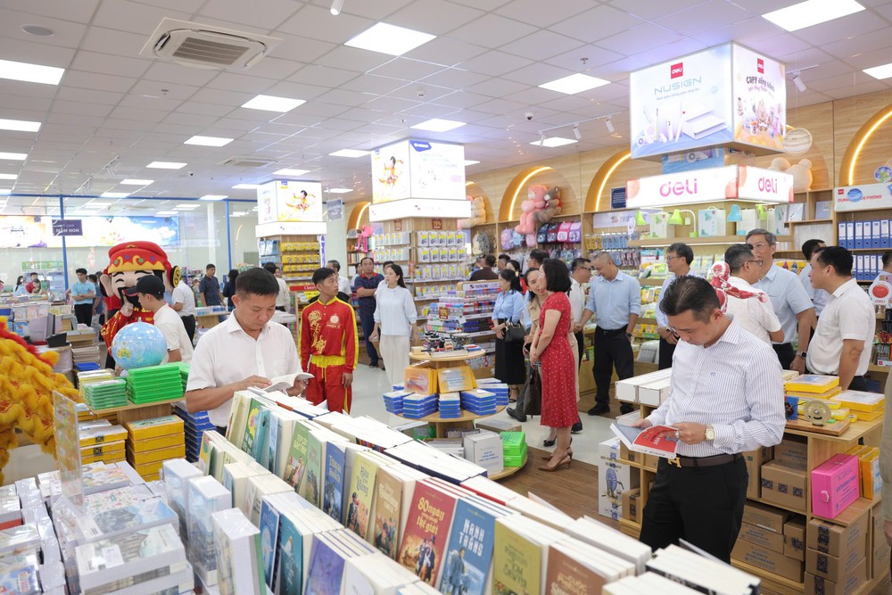 NXBGDVN cam kết đủ sách giáo khoa, lý giải tình trạng “sốt sách” cục bộ - Ảnh 3. NXBGDVN cam kết đủ sách giáo khoa, lý giải tình trạng “sốt sách” cục bộ - Ảnh 3.