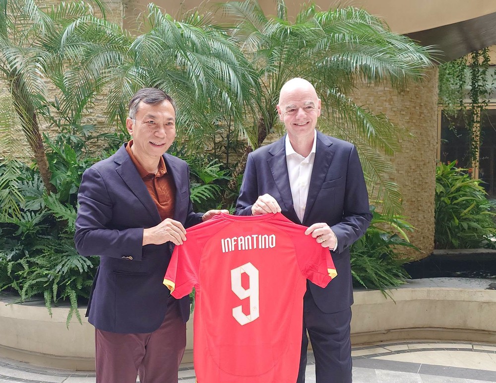 Chủ tịch FIFA Gianni Infantino thăm sân 60.000 chỗ, nhận áo đội tuyển Việt Nam - Ảnh 1. Chủ tịch FIFA Gianni Infantino thăm sân 60.000 chỗ, nhận áo đội tuyển Việt Nam - Ảnh 1.