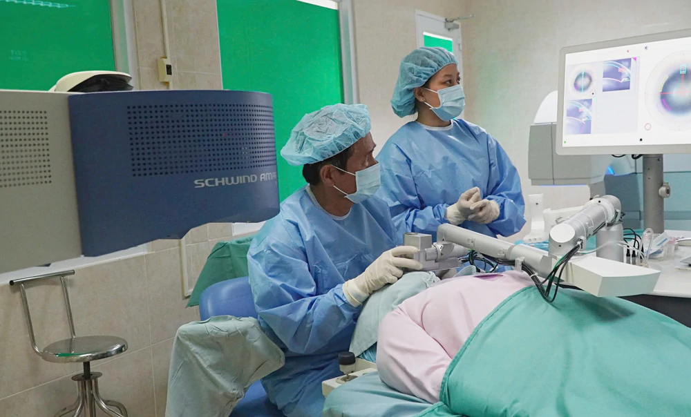 Bệnh viện Mắt Sài Gòn Cần Thơ: Chào mừng cột mốc 60.000 ca phẫu thuật Phaco thành công - Ảnh 2. Bệnh viện Mắt Sài Gòn Cần Thơ: Chào mừng cột mốc 60.000 ca phẫu thuật Phaco thành công - Ảnh 2.