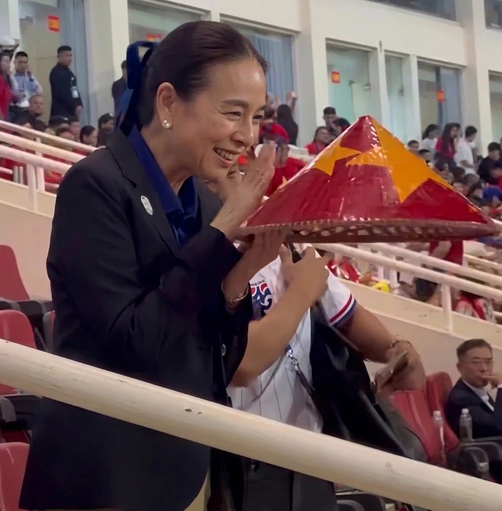 Madam Pang cực thân thiện với người hâm mộ Việt Nam ở trận chung kết ASEAN Cup 2026 - Ảnh 4. Madam Pang cực thân thiện với người hâm mộ Việt Nam ở trận chung kết ASEAN Cup 2026 - Ảnh 4.