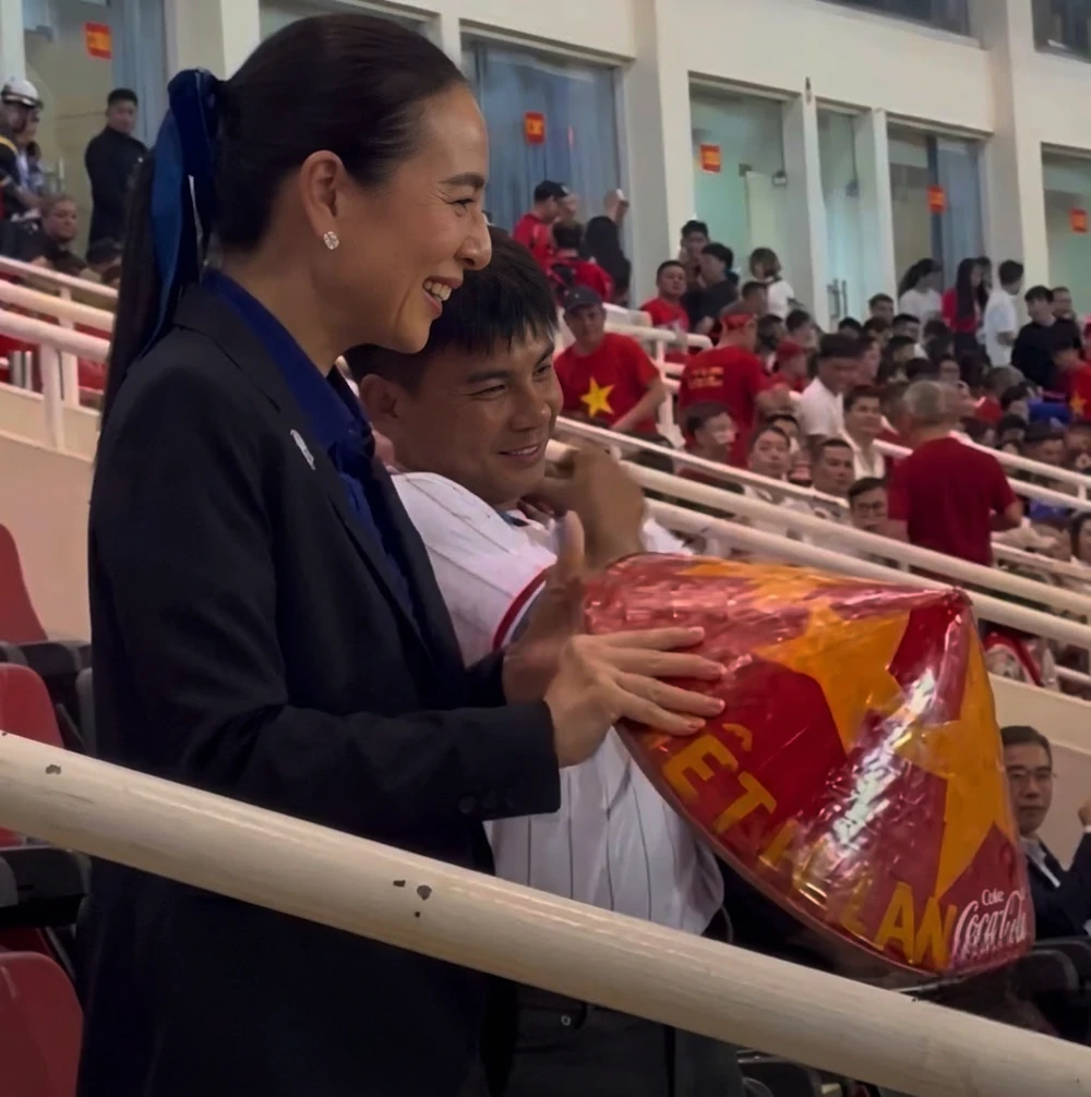Madam Pang cực thân thiện với người hâm mộ Việt Nam ở trận chung kết ASEAN Cup 2026 - Ảnh 3. Madam Pang cực thân thiện với người hâm mộ Việt Nam ở trận chung kết ASEAN Cup 2026 - Ảnh 3.
