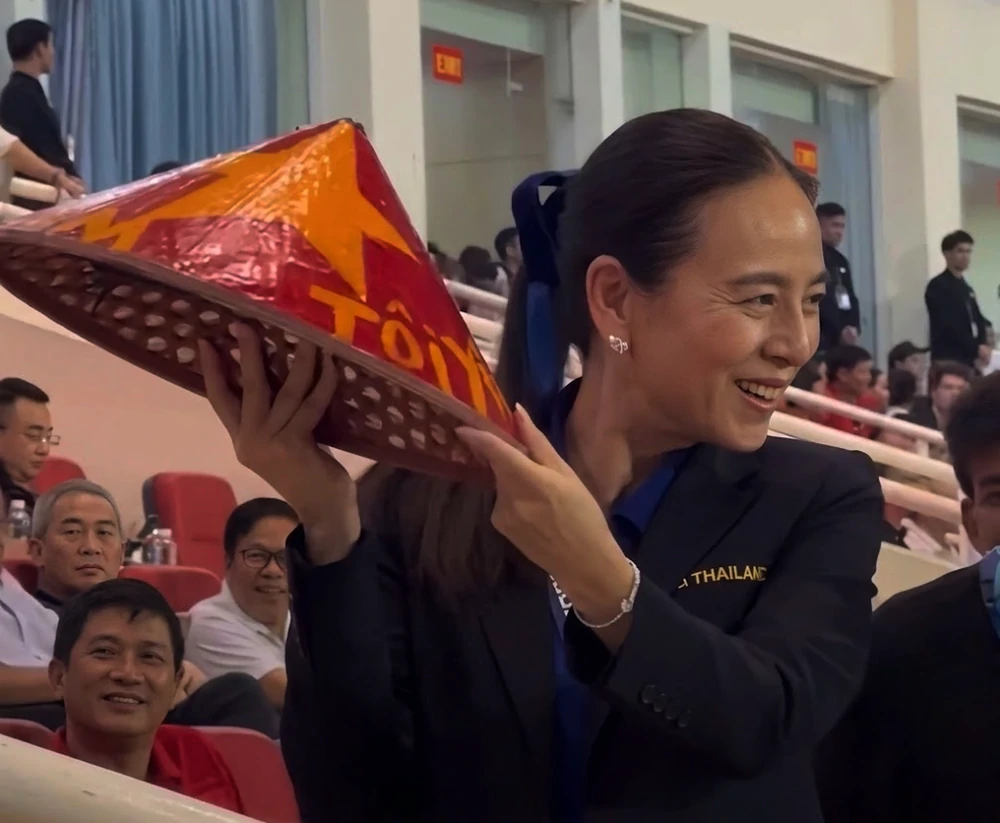 Madam Pang cực thân thiện với người hâm mộ Việt Nam ở trận chung kết ASEAN Cup 2026 - Ảnh 2. Madam Pang cực thân thiện với người hâm mộ Việt Nam ở trận chung kết ASEAN Cup 2026 - Ảnh 2.