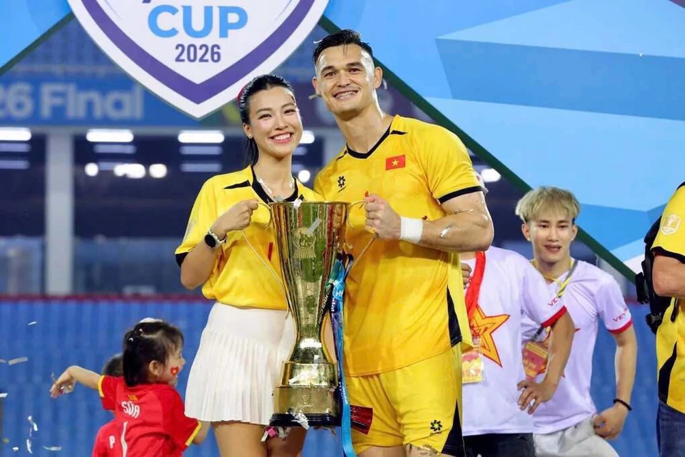 Thủ môn Lê Giang Patrik ôm và hôn bạn gái khi nâng cúp vô địch ASEAN Cup 2026 - Ảnh 2. Thủ môn Lê Giang Patrik ôm và hôn bạn gái khi nâng cúp vô địch ASEAN Cup 2026 - Ảnh 2.