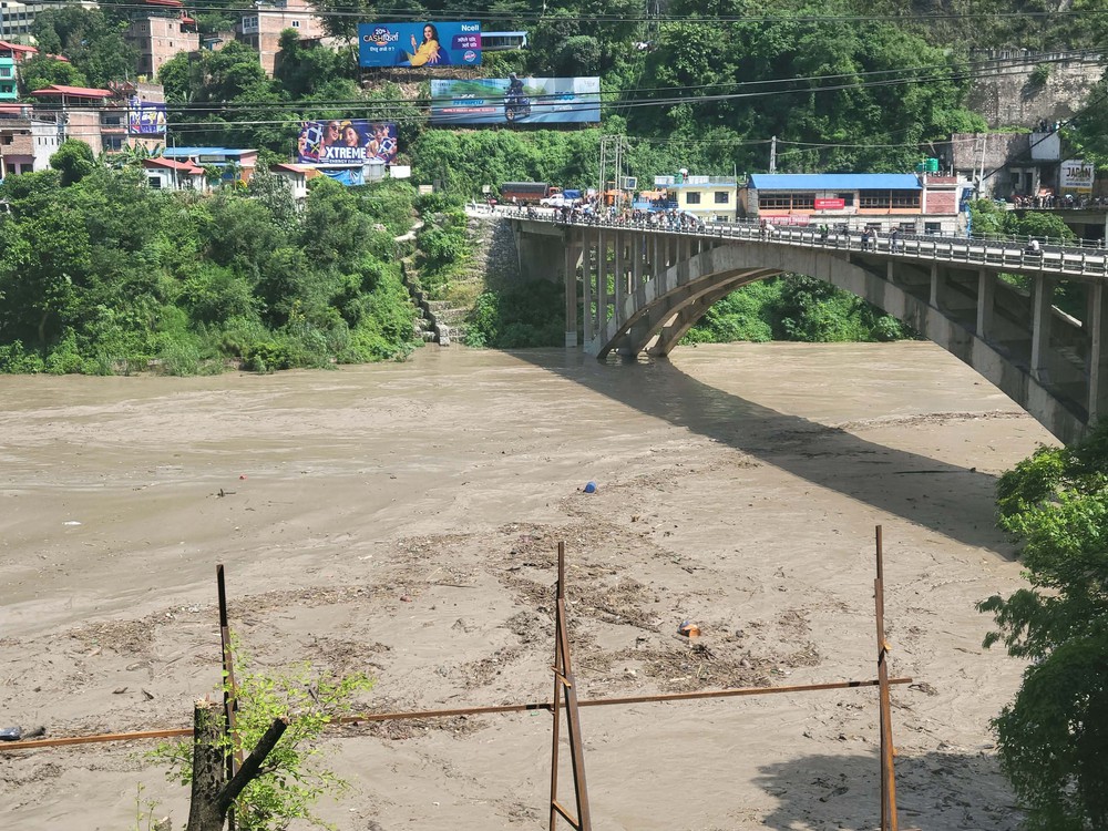 Gần 1.500 người mất tích trong lũ quét tại Nepal và Trung Quốc - Trung Quốc huy động lực tổng lực cứu hộ - Ảnh 1. Gần 1.500 người mất tích trong lũ quét tại Nepal và Trung Quốc - Trung Quốc huy động lực tổng lực cứu hộ - Ảnh 1.