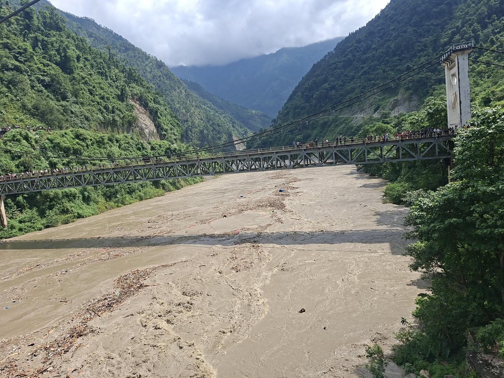Gần 1.500 người mất tích trong lũ quét tại Nepal và Trung Quốc - Trung Quốc huy động lực tổng lực cứu hộ - Ảnh 2. Gần 1.500 người mất tích trong lũ quét tại Nepal và Trung Quốc - Trung Quốc huy động lực tổng lực cứu hộ - Ảnh 2.