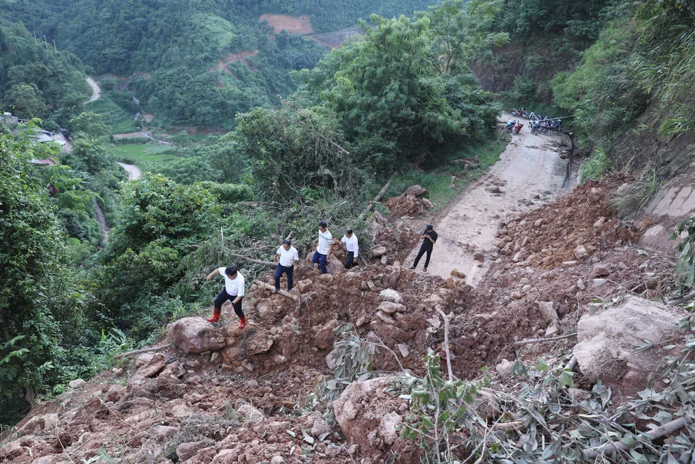 Bão số 4 và mưa lũ làm 3 người chết và nhiều thiệt hại nghiêm trọng tại các địa phương - Ảnh 2. Bão số 4 và mưa lũ làm 3 người chết và nhiều thiệt hại nghiêm trọng tại các địa phương - Ảnh 2.