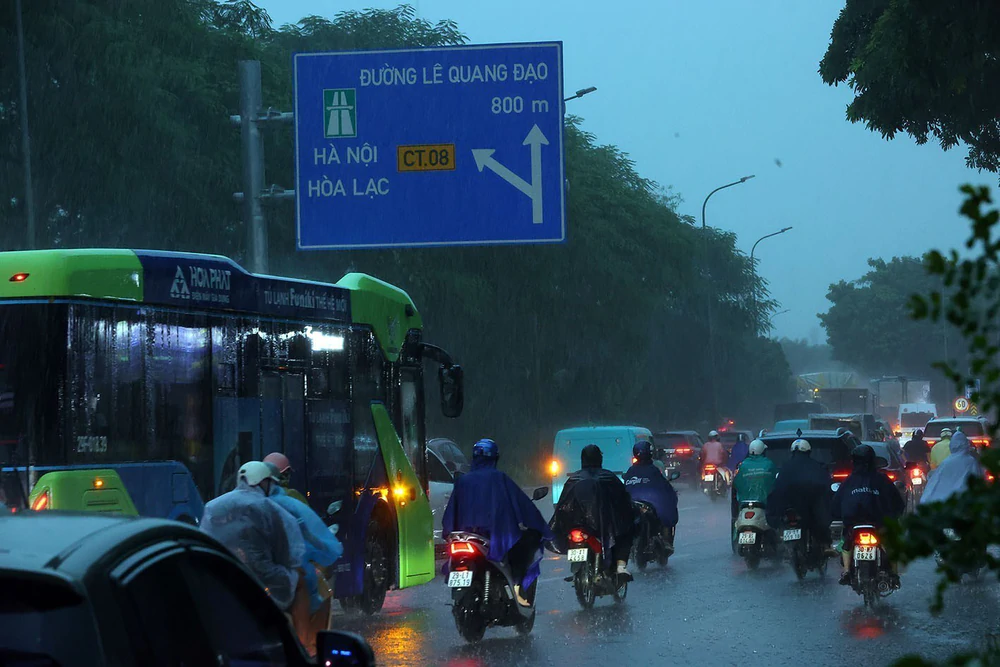Mưa giông cuối giờ chiều gây áp lực giao thông khu vực trung tâm Thủ đô - Ảnh 1. Mưa giông cuối giờ chiều gây áp lực giao thông khu vực trung tâm Thủ đô - Ảnh 1.