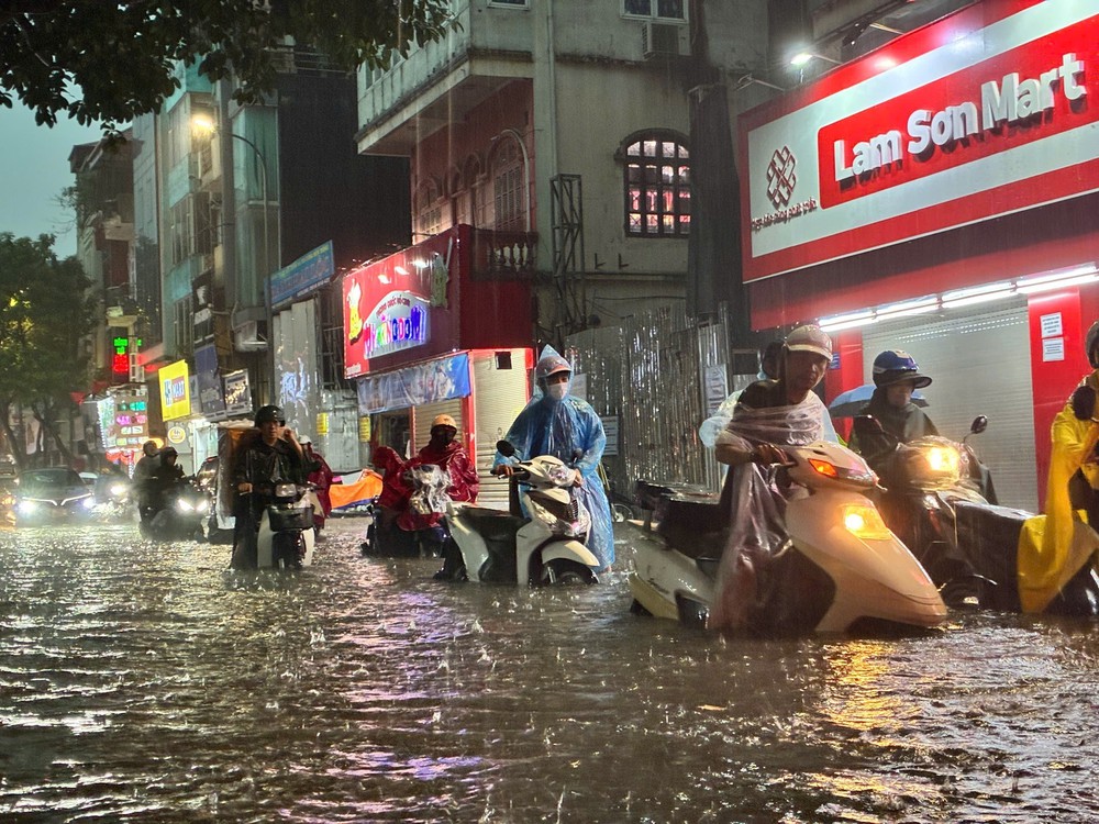 Hà Nội: Mưa lớn gây úng ngập cục bộ, giao thông khó khăn - Ảnh 1. Hà Nội: Mưa lớn gây úng ngập cục bộ, giao thông khó khăn - Ảnh 1.