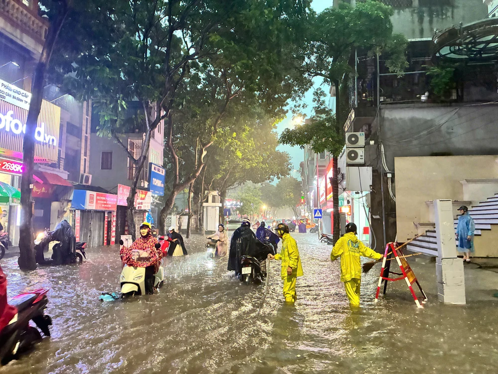 Mưa giông cuối giờ chiều gây áp lực giao thông khu vực trung tâm Thủ đô - Ảnh 9. Mưa giông cuối giờ chiều gây áp lực giao thông khu vực trung tâm Thủ đô - Ảnh 9.