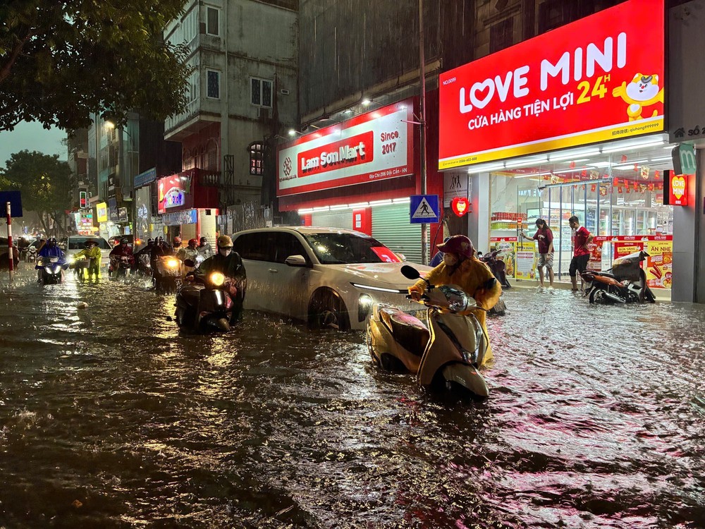 Mưa giông cuối giờ chiều gây áp lực giao thông khu vực trung tâm Thủ đô - Ảnh 7. Mưa giông cuối giờ chiều gây áp lực giao thông khu vực trung tâm Thủ đô - Ảnh 7.