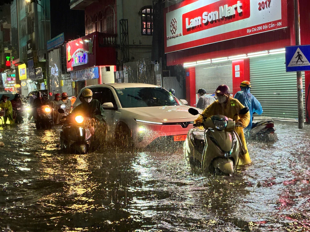 Mưa giông cuối giờ chiều gây áp lực giao thông khu vực trung tâm Thủ đô - Ảnh 6. Mưa giông cuối giờ chiều gây áp lực giao thông khu vực trung tâm Thủ đô - Ảnh 6.