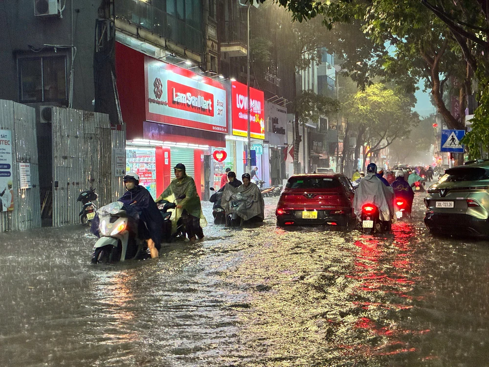 Mưa giông cuối giờ chiều gây áp lực giao thông khu vực trung tâm Thủ đô - Ảnh 8. Mưa giông cuối giờ chiều gây áp lực giao thông khu vực trung tâm Thủ đô - Ảnh 8.