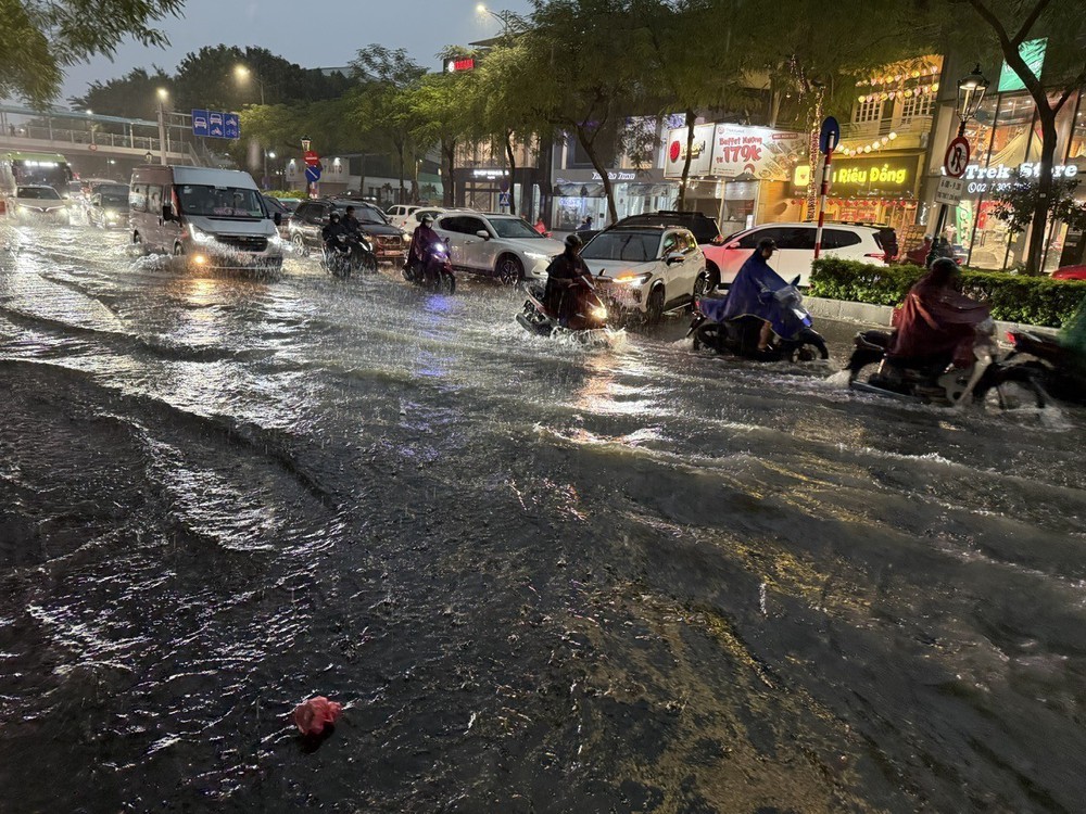 Hà Nội: Mưa lớn gây úng ngập cục bộ, giao thông khó khăn - Ảnh 2. Hà Nội: Mưa lớn gây úng ngập cục bộ, giao thông khó khăn - Ảnh 2.