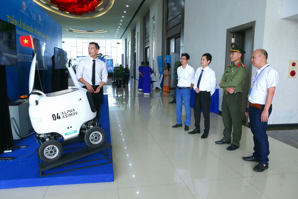 Hà Nội thử nghiệm xe buýt tự hành, robotaxi và robot giao hàng - Ảnh 1. Hà Nội thử nghiệm xe buýt tự hành, robotaxi và robot giao hàng - Ảnh 1.