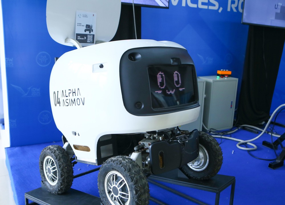 Hà Nội thử nghiệm xe buýt tự hành, robotaxi và robot giao hàng - Ảnh 2. Hà Nội thử nghiệm xe buýt tự hành, robotaxi và robot giao hàng - Ảnh 2.
