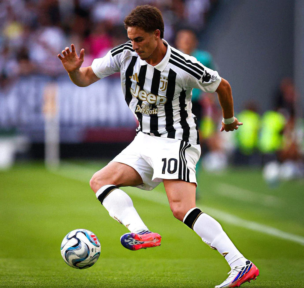 Juventus đang đứng trước nguy cơ mất Kenan Yildiz tới cuối tháng 11 sau khi tình trạng chấn thương bàn chân của tài năng trẻ người Thổ Nhĩ Kỳ được đánh giá nghiêm trọng hơn dự kiến. Ảnh: FBNV Juventus đang đứng trước nguy cơ mất Kenan Yildiz tới cuối tháng 11 sau khi tình trạng chấn thương bàn chân của tài năng trẻ người Thổ Nhĩ Kỳ được đánh giá nghiêm trọng hơn dự kiến. Ảnh: FBNV