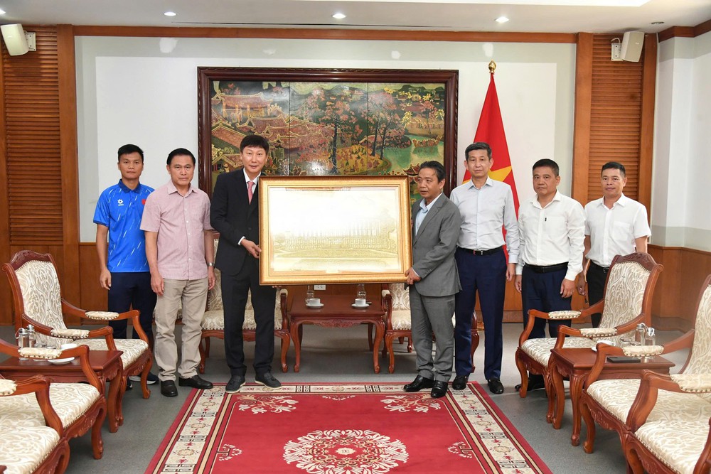 Thủ tướng Lê Minh Hưng tặng quà, gửi kỳ vọng tới đội tuyển Việt Nam - Ảnh 1.