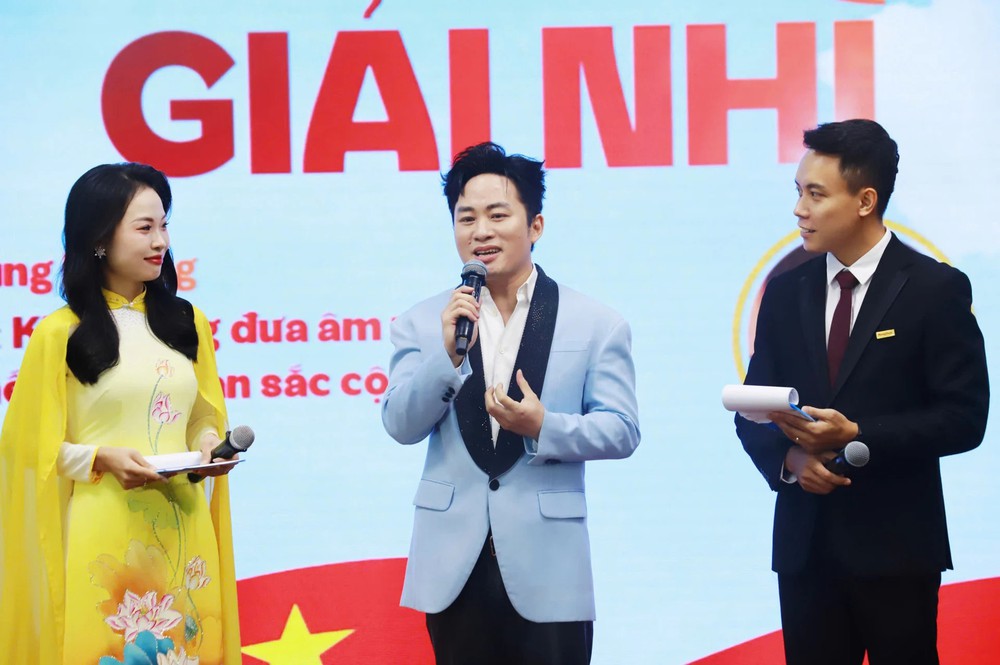 Viết về khát vọng đưa âm nhạc Việt vươn ra thế giới, ca sĩ Tùng Dương lần đầu đoạt giải tại cuộc thi viết - Ảnh 2.