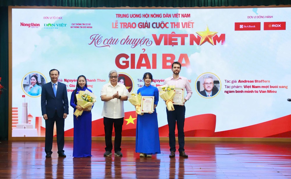 Viết về khát vọng đưa âm nhạc Việt vươn ra thế giới, ca sĩ Tùng Dương lần đầu đoạt giải tại cuộc thi viết - Ảnh 4.
