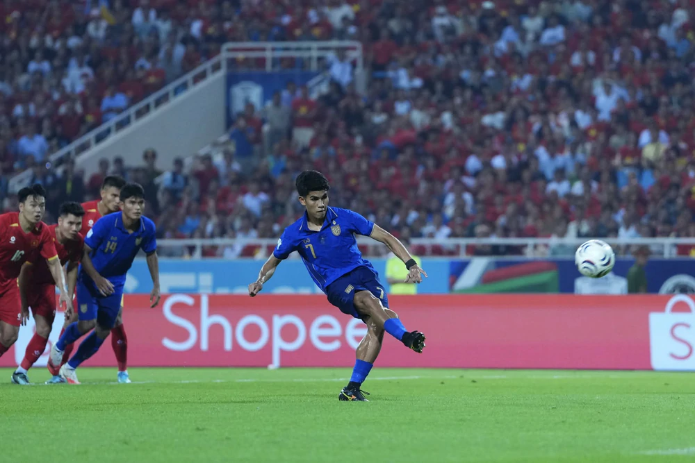 Sao trẻ Thái Lan lên tiếng sau cú sút penalty hỏng trước ĐT Việt Nam, Chanathip lập tức động viên - Ảnh 3. Sao trẻ Thái Lan lên tiếng sau cú sút penalty hỏng trước ĐT Việt Nam, Chanathip lập tức động viên - Ảnh 3.