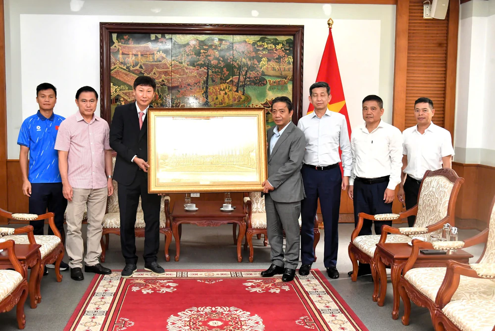Thủ tướng Lê Minh Hưng tặng quà, gửi kỳ vọng tới đội tuyển Việt Nam - Ảnh 1.