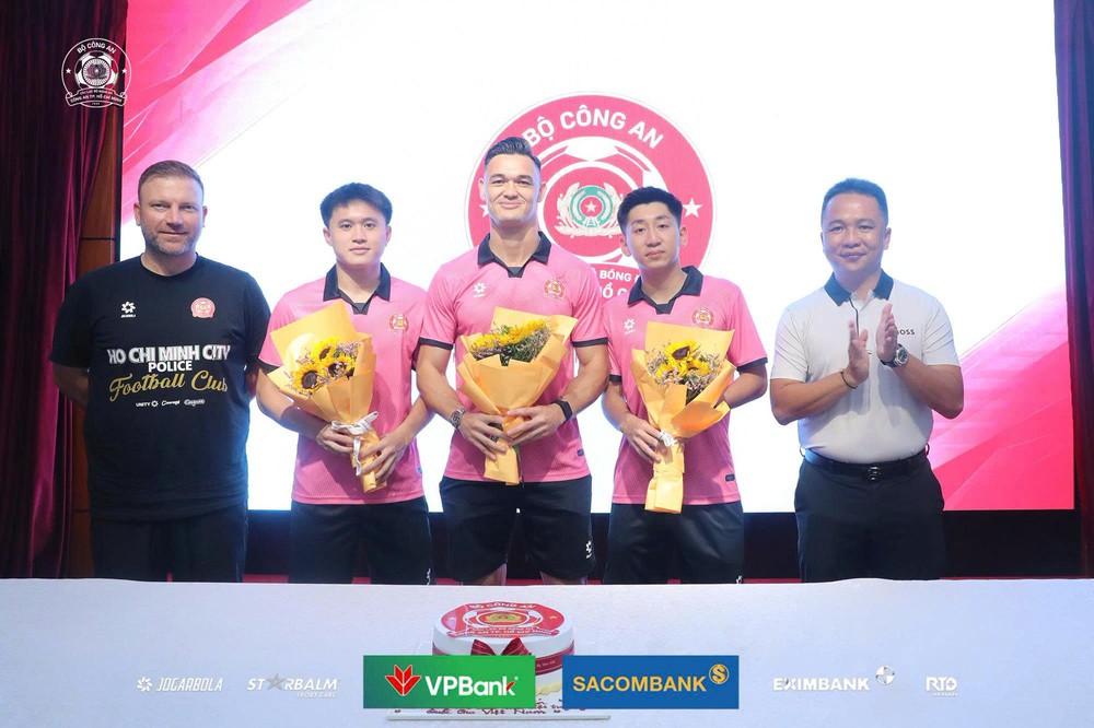 Lê Giang được CLB Công an TP.HCM vinh danh sau chức vô địch ASEAN Cup 2026 - Ảnh 1.
