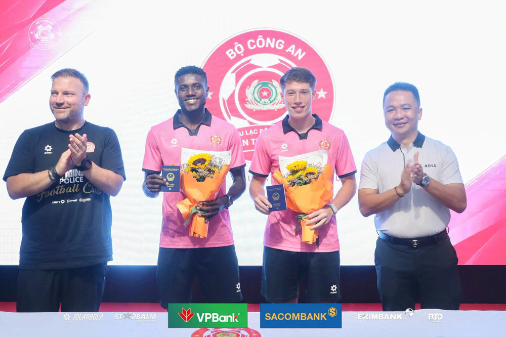 Lê Giang được CLB Công an TP.HCM vinh danh sau chức vô địch ASEAN Cup 2026 - Ảnh 2.