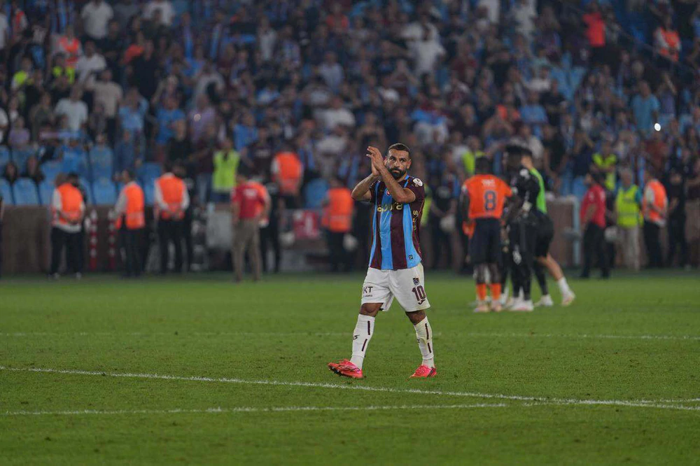 Mohamed Salah đang trải qua những ngày đầu đầy sóng gió tại Trabzonspor sau khi đội bóng Thổ Nhĩ Kỳ nhận thất bại nặng nề tại Europa League và HLV Fatih Tekke tuyên bố từ chức. Ảnh: FBNV