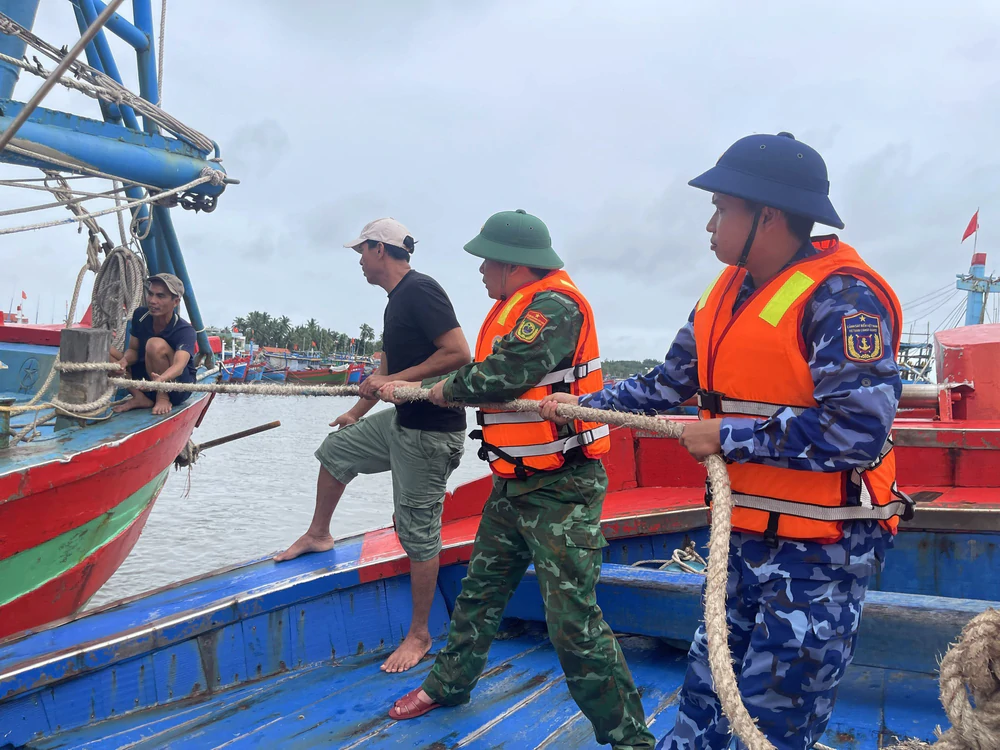 Vụ tàu cá cùng 50 ngư dân mất liên lạc trên biển: Đã phát hiện, cứu vớt được 32 thuyền viên - Ảnh 1.