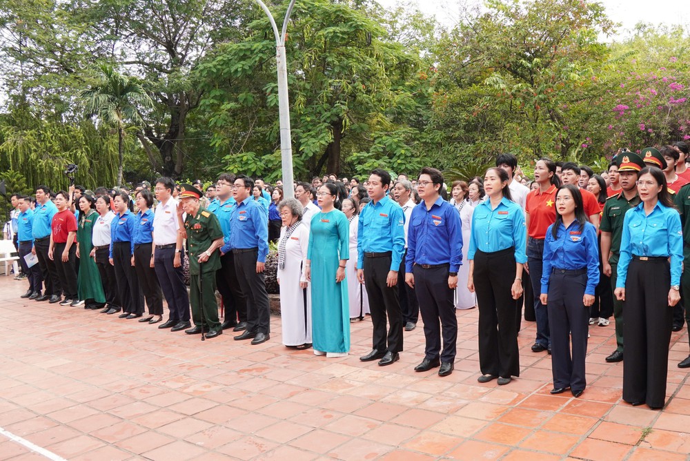 Khơi dậy tinh thần yêu nước qua Lễ chào cờ "Tôi yêu Tổ quốc tôi" - Ảnh 1.