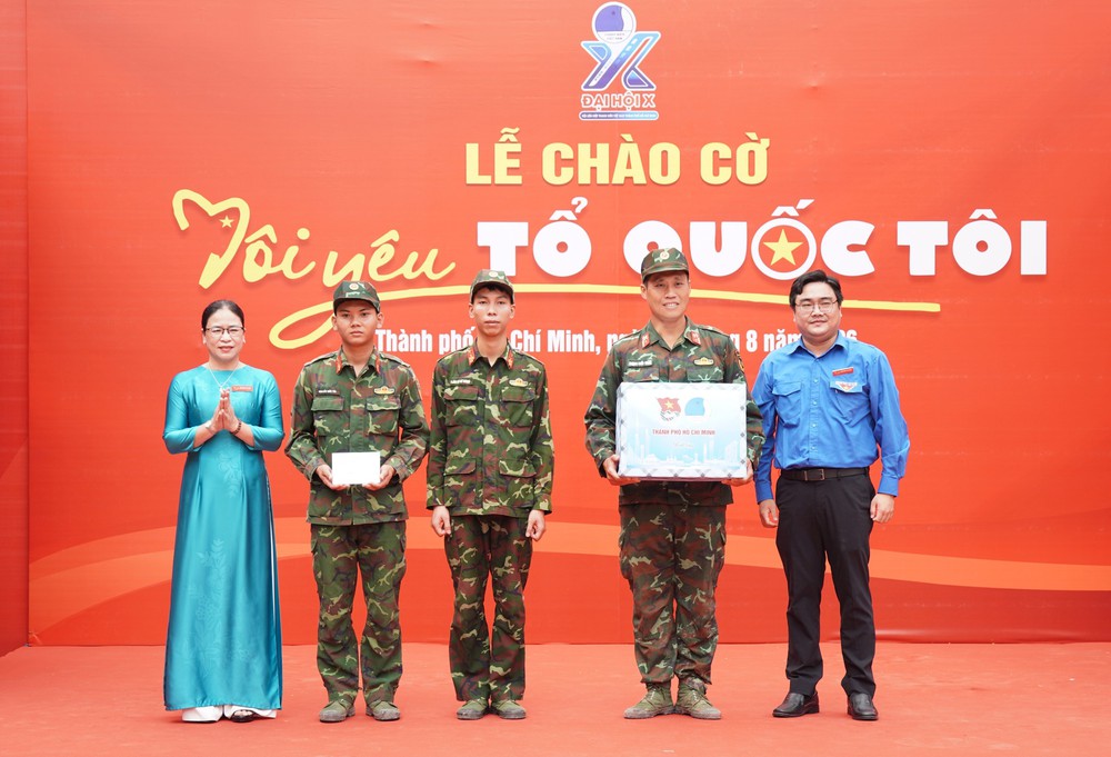 Khơi dậy tinh thần yêu nước qua Lễ chào cờ "Tôi yêu Tổ quốc tôi" - Ảnh 8.